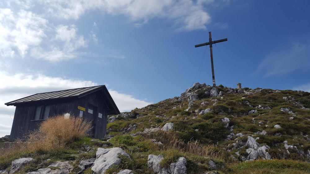Benediktenwand Gipfelkreuz und Biwakhütte