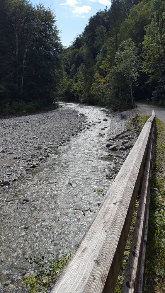 Wanderweg im Lainbachtal zur Benediktenwand