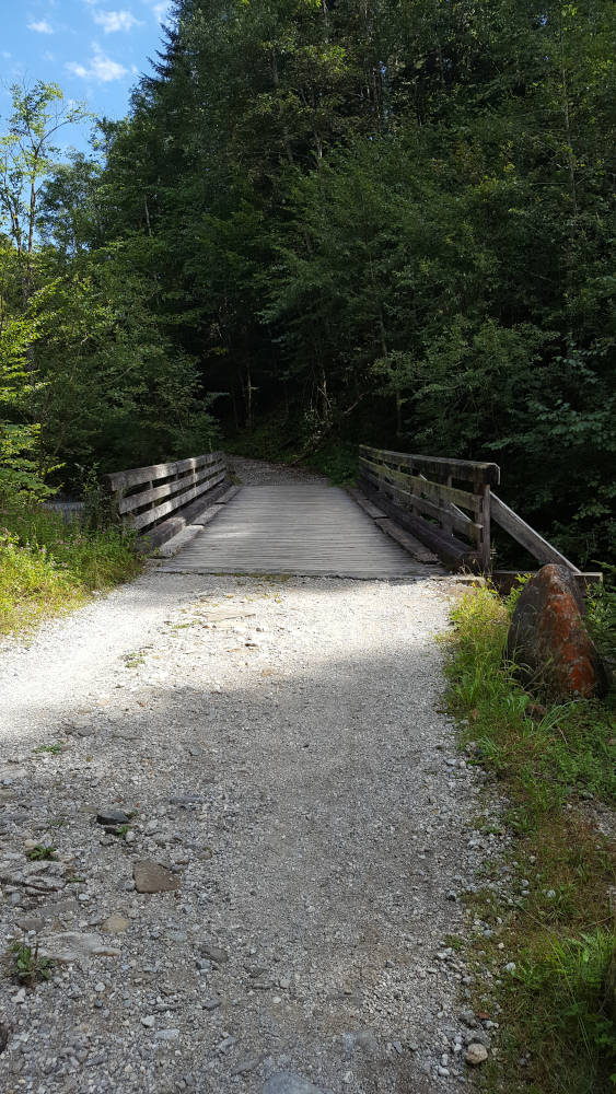 Wanderweg im Lainbachtal zur Benediktenwand