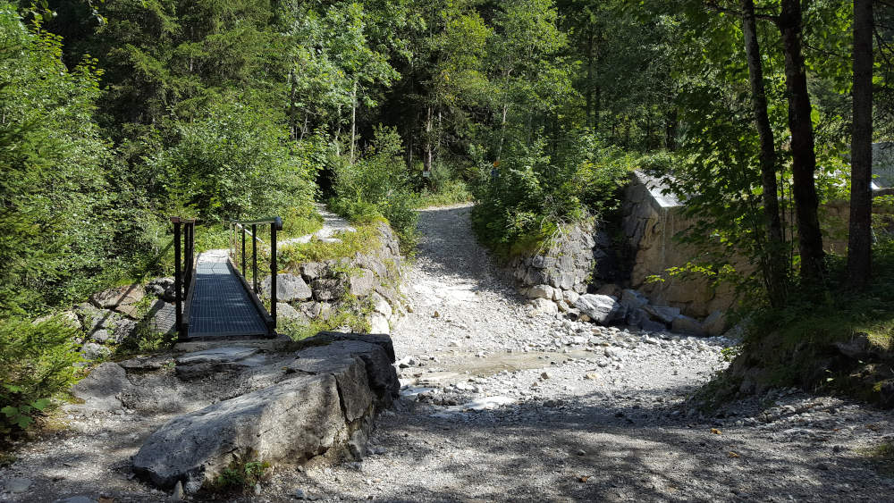 Wanderweg im Lainbachtal zur Benediktenwand