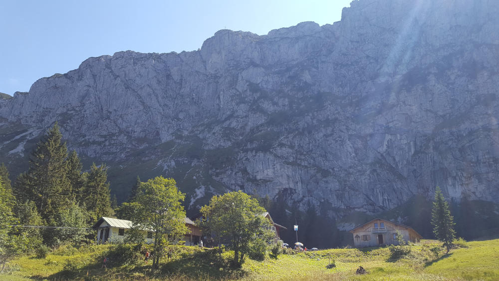 Tutzinger Hütte mit Materialseilbahn und Schlafhaus