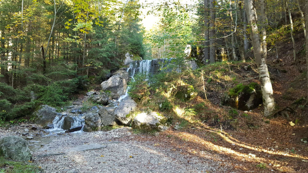 Bachüberquerung auf dem Wanderweg zum Brunnenkopf