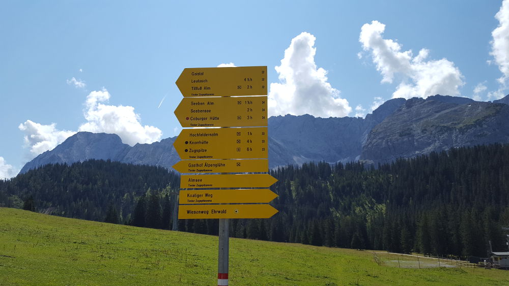 Hinweisschilder bei der Ehrwalder Alm