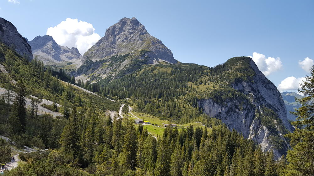 Seeben Alm mit Gebirge