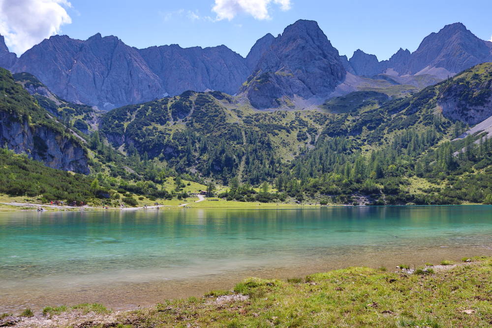 Seebensee mit Coburger Hütte und Bergen