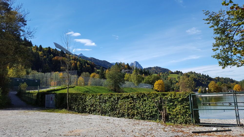 Weg zum Parkplatz des Olympia-Skistadions