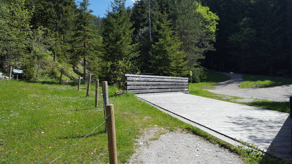 Brücke auf den Wanderweg zur Erfurter Hütte