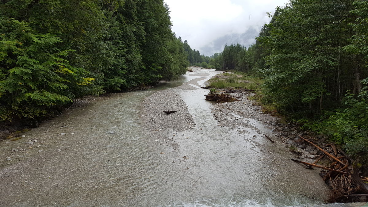 Der Fluss Linder nahe des Schlosses Linderhof