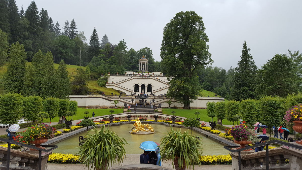 Terrassengarten gegenüber dem Schloss Linderhof