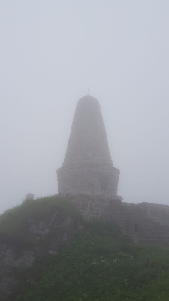 Jägerdenkmal im Nebel am Grünten