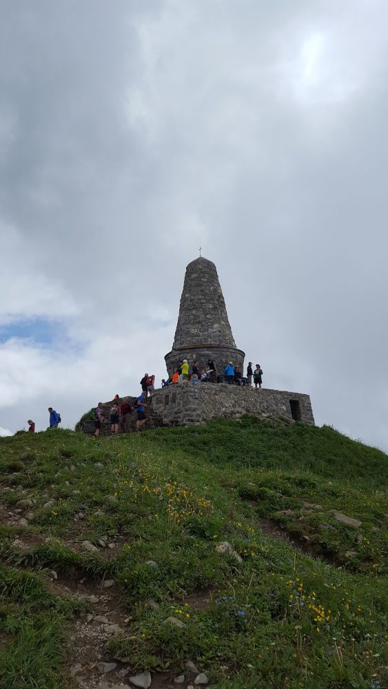 Jägerdenkmal mit Menschen am Grünten