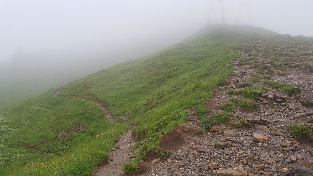 Wanderweg zum Grünten mit Seilbahn im Nebel