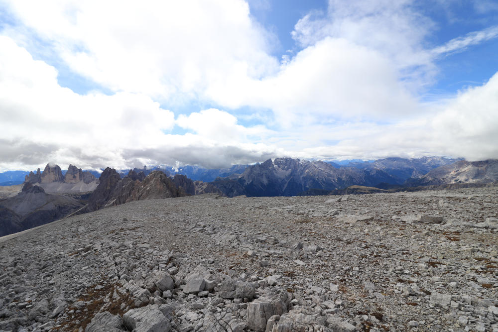 Drei Zinnen und weitere Berge vom Hochebenkofel aus