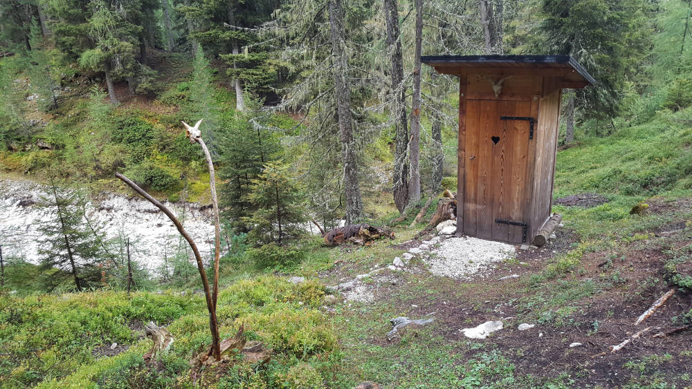 Plumpsklo neben der Haberer Hütte