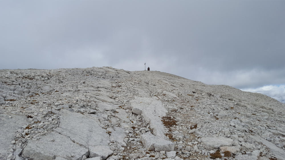 Wetterstation und Kriegsdenkmal am Gipfel des Hochebenkofels