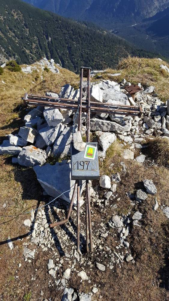 Hochblasse Gipfelkreuz liegend