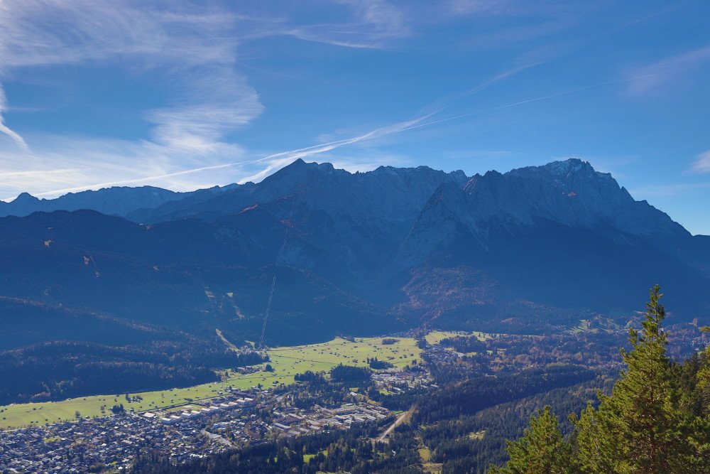 St. Martinshütte Aussicht auf die Alpsitze und Zugspitze