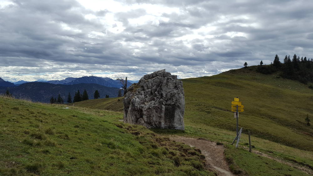 Kleiner Fels auf dem Wanderweg Richtung Roßstein