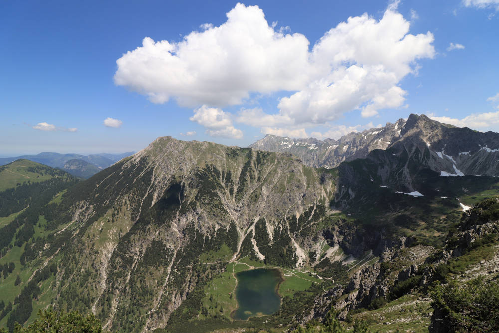 Blick auf den Entschenkopf, unteren Gaisalpsee und das Nebelhorn vom Rubihorn aus