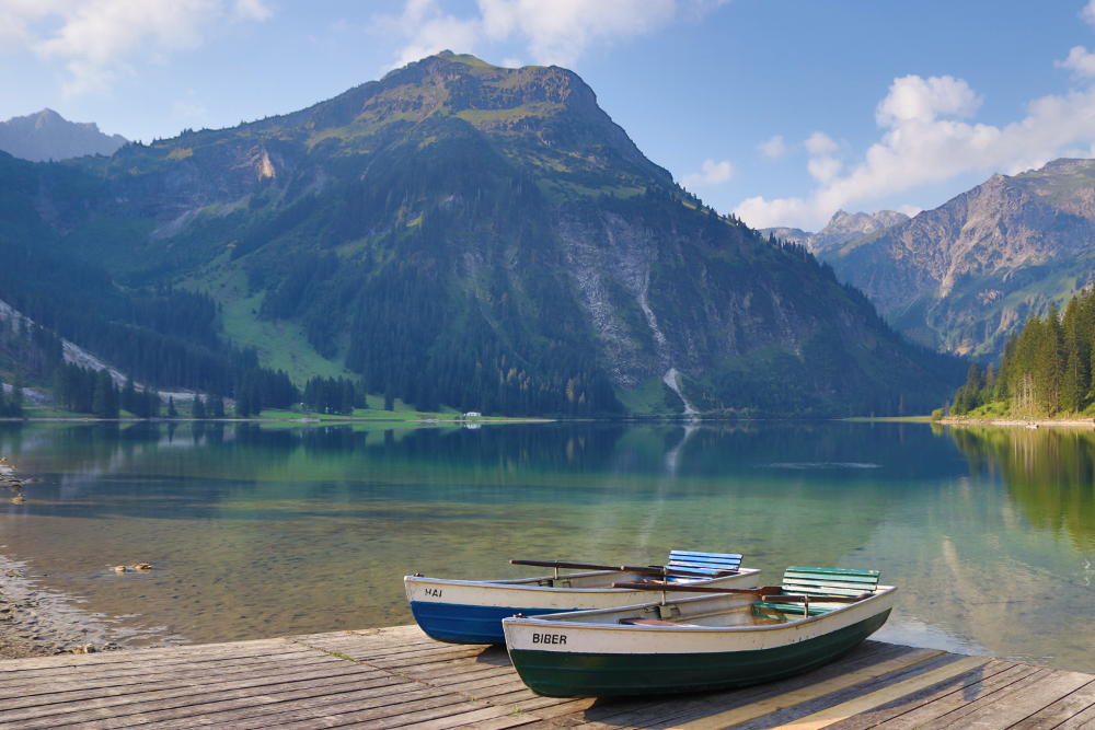 Vilsalpsee mit Booten und dem Geierköpfl im Hintergrund