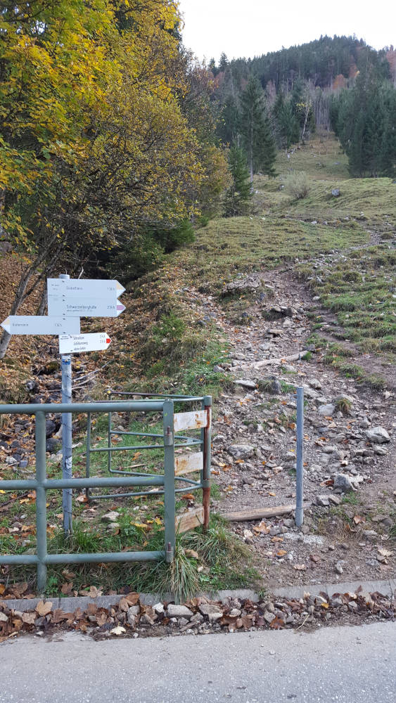 Schilderbaum beim Wanderweg zum Schrecksee