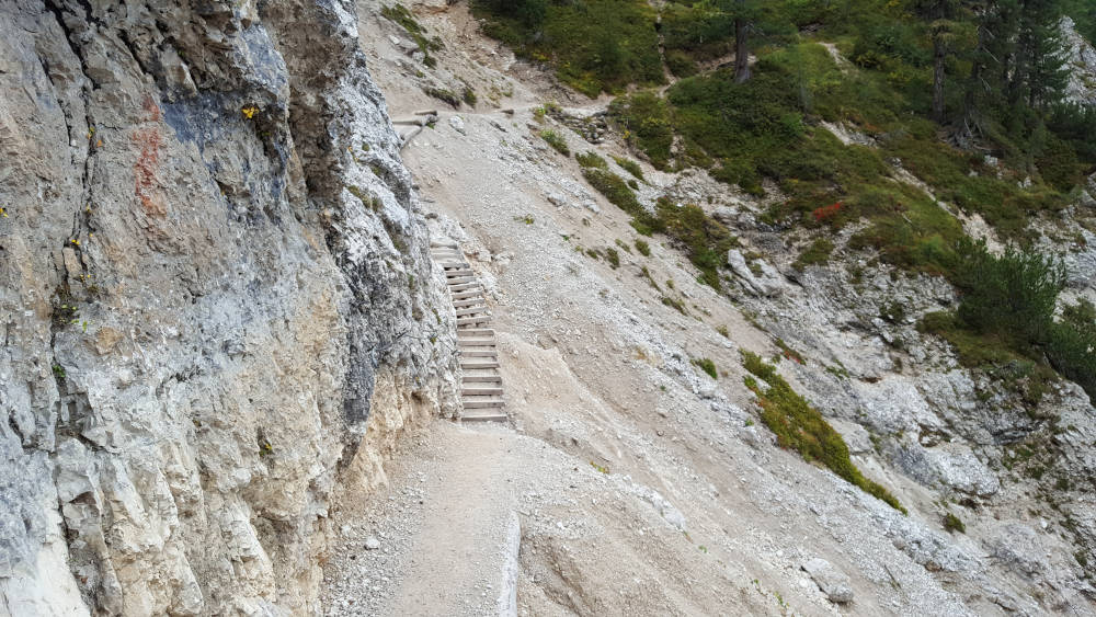 Dolomiten Höhenweg Richtung Seekofel drahtseilgesicherte Holztreppe