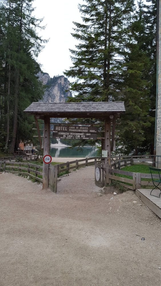 Torbogen zum Eingang des Pragser Wildsees