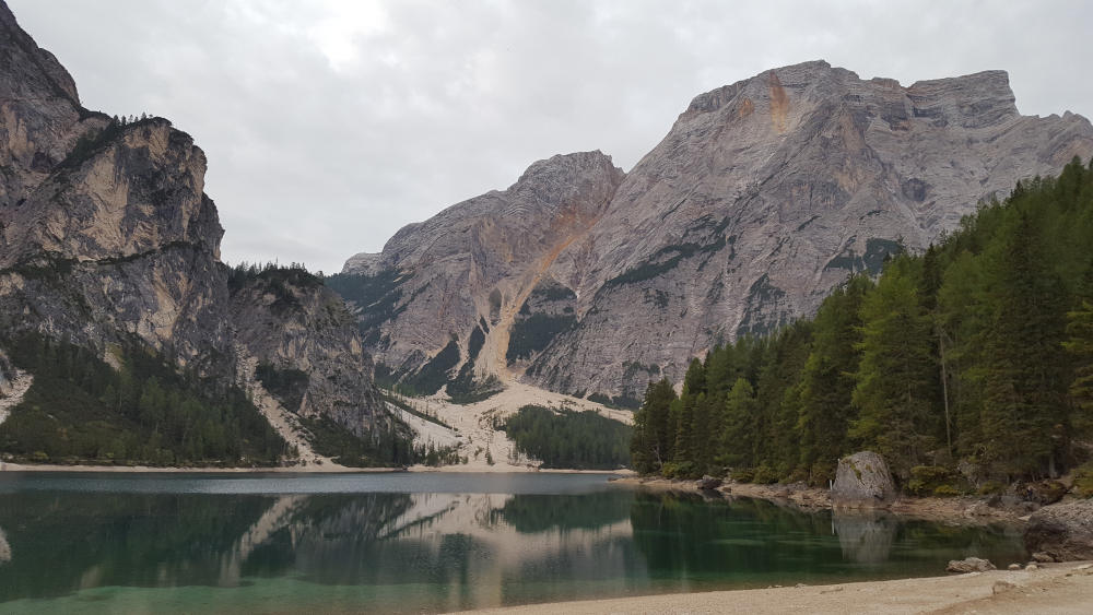 Pragser Wildsee mit Seekofel im Hintergrund