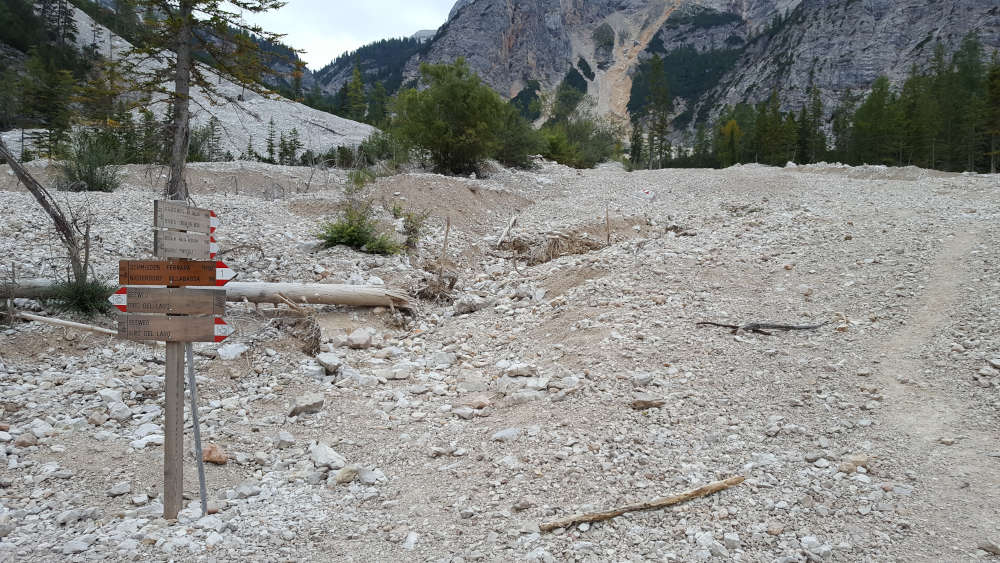 Schilderbaum mit dem Einstieg zum Dolomiten Höhenweg 1