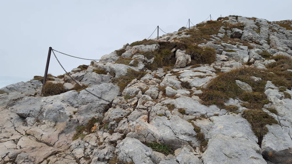 Drahtseilgesicherter Abschnitt nach dem Törl Richtung Seekofel