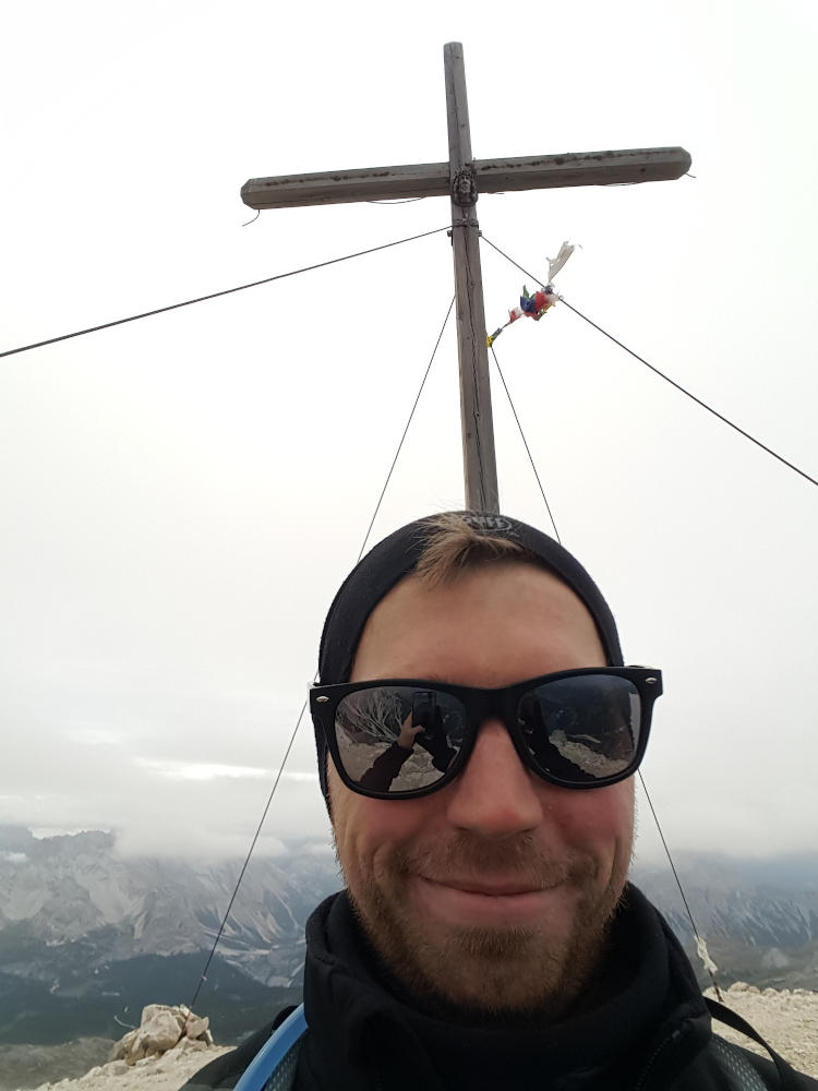 Selfie vom Gipfelkreuz des Seekofels