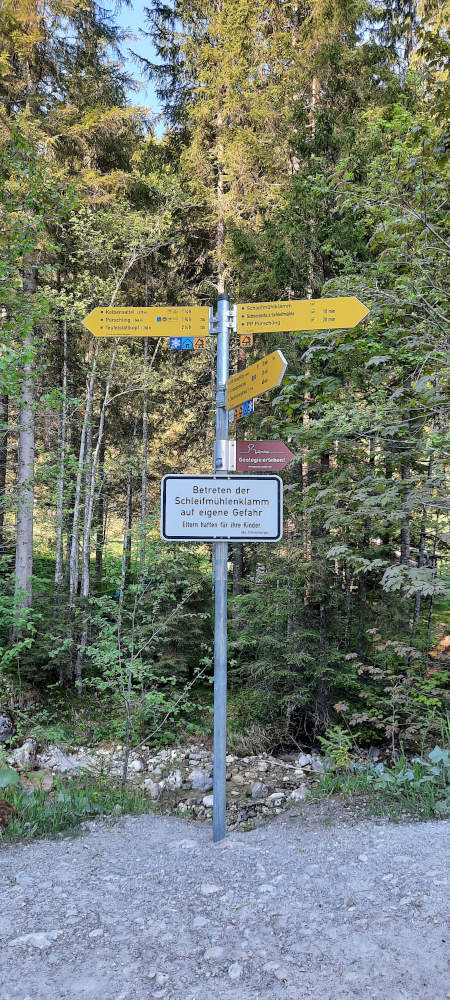 Schilderbaum auf dem Wanderweg zum Teufelstättkopf